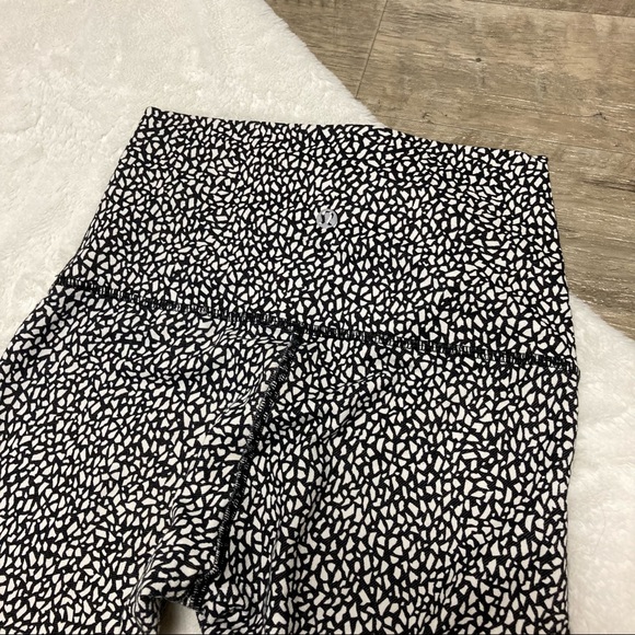 Lululemon Wunder Under Crop Hi-Rise Leggings Miss Mosaic Black Size 6 - Flaw - Picture 12 of 12